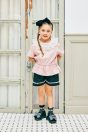11-406 ロゴプリントペプラムフリルチュニック <br>(★ピンク/クロ) <br>・TODDLER￥12,980～(100～140cm) <br>・SISTER￥15,180-(150/160cm) <br>11-409 プチリボンショートパンツ <br>(サックス/★クロ) <br>・TODDLER ￥12,980～(100cm～140cm) <br>・SISTER ￥15,180-(150cm/160cm) <br>11-426 ギンガムチェリーソックス <br>(サックス/★クロ)￥3,300-(14～23cm) <br>11-325・326・327 ダブルリボンスポーツサンダル <br>(オフ白/★クロ/パープル)￥12,980～(17～24cm)