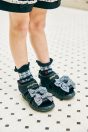 <br>11-409 プチリボンショートパンツ <br>(サックス/★クロ) <br>・TODDLER ￥12,980～(100cm～140cm) <br>・SISTER ￥15,180-(150cm/160cm) <br>11-426 ギンガムチェリーソックス <br>(サックス/★クロ)￥3,300-(14～23cm) <br>11-325・326・327 ダブルリボンスポーツサンダル <br>(オフ白/★クロ/パープル)￥12,980～(17～24cm)