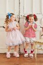 【左】 <br>11-465 マリンサンドレス <br>(オフ白/★ピンク) <br>・TODDLER ￥31,680～(100cm～140cm) <br>・SISTER ￥36,080-(150cm/160cm) <br>11-035 グログランリボンつきクルーソックス <br>(★オフ白)￥3,520-(11～23cm) <br>11-018リボンスカラップサンダル <br>(オフ白/★ピンク/アカ)￥11,880～(15～21cm) <br><br>【右】 <br>11-452 マリンボーダープルオーバー <br>(ピンク/★アカ) ￥25,080～(100cm～140cm) <br>11-457 マリンショートパンツ <br>(★オフ白/ピンク) ￥19,580～(100cm～140cm) <br>11-839 グログランリボンつきクルーソックス <br>(ピンク/★アカ)￥3,520-(11～20cm) <br>11-018リボンスカラップサンダル <br>(★オフ白/ピンク/アカ)￥11,880～(15～21cm)