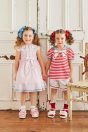 【左】 <br>11-465 マリンサンドレス <br>(オフ白/★ピンク) <br>・TODDLER ￥31,680～(100cm～140cm) <br>・SISTER ￥36,080-(150cm/160cm) <br>11-035 グログランリボンつきクルーソックス <br>(★オフ白)￥3,520-(11～23cm) <br>11-018リボンスカラップサンダル <br>(オフ白/★ピンク/アカ)￥11,880～(15～21cm) <br><br>【右】 <br>11-452 マリンボーダープルオーバー <br>(ピンク/★アカ) ￥25,080～(100cm～140cm) <br>11-457 マリンショートパンツ <br>(★オフ白/ピンク) ￥19,580～(100cm～140cm) <br>11-839 グログランリボンつきクルーソックス <br>(ピンク/★アカ)￥3,520-(11～20cm) <br>11-018リボンスカラップサンダル <br>(★オフ白/ピンク/アカ)￥11,880～(15～21cm)