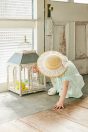 10-450 カラミストライプチュニック <br>(ピンク/★サックス) <br>・BABY￥17,380-(80cm/90cm) <br>・TODDLER￥18,480～(100～140cm) <br>10-456 コットンレースショートパンツ <br>(★オフ白/ピンク) <br>・BABY￥14,080-(80cm/90cm) <br>・TODDLER￥15,180～(100～140cm) <br>10-470 コットンレース付き麦わら帽子 <br>(ピンク/★キナリ)￥14,080-(48～58cm) <br>11-035 グログランリボンつきクルーソックス <br>(★オフ白)￥3,520-(11～23cm) <br>11-018リボンスカラップサンダル <br>(★オフ白/ピンク/アカ)￥11,880～(15～21cm)