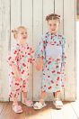 【左】 <br>10-431 チェリープリントフリル甚平 <br>(★ピンク/サックス) <br>・BABY￥16,280-(90cm) <br>・TODDLER￥17,380-(100cm/110cm) <br>11-327リボンスカラップサンダル <br>(オフ白/★ピンク/アカ)￥11,880～(15～21cm) <br><br>【右】 <br>11-430 チェリープリントフリル浴衣 <br>(ピンク/★サックス) <br>・TODDLER ￥21,780～(S/M/L) <br>11-327リボンスカラップサンダル <br>(★オフ白/ピンク/アカ)￥11,880～(15～21cm)