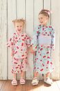 【左】 <br>10-431 チェリープリントフリル甚平 <br>(★ピンク/サックス) <br>・BABY￥16,280-(90cm) <br>・TODDLER￥17,380-(100cm/110cm) <br>11-327リボンスカラップサンダル <br>(オフ白/★ピンク/アカ)￥11,880～(15～21cm) <br><br>【右】 <br>11-430 チェリープリントフリル浴衣 <br>(ピンク/★サックス) <br>・TODDLER ￥21,780～(S/M/L) <br>11-327リボンスカラップサンダル <br>(★オフ白/ピンク/アカ)￥11,880～(15～21cm)