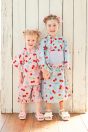 【左】 <br>10-431 チェリープリントフリル甚平 <br>(★ピンク/サックス) <br>・BABY￥16,280-(90cm) <br>・TODDLER￥17,380-(100cm/110cm) <br>11-327リボンスカラップサンダル <br>(オフ白/★ピンク/アカ)￥11,880～(15～21cm) <br><br>【右】 <br>11-430 チェリープリントフリル浴衣 <br>(ピンク/★サックス) <br>・TODDLER ￥21,780～(S/M/L) <br>11-327リボンスカラップサンダル <br>(★オフ白/ピンク/アカ)￥11,880～(15～21cm)