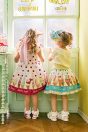 【左】 <br>11-404 レースシャーリングプルオーバー <br>(★キイロ/アカ) <br>・TODDLER ￥16,280～(100cm～140cm) <br>・SISTER ￥18,480-(150cm/160cm) <br>11-414 アイスクリームショッププリントスカート <br>(★ミント/アカ) <br>・TODDLER ￥25,080～(100cm～140cm) <br>・SISTER ￥29,480-(150cm/160cm) <br>11-420 ボンネットハット <br>(★ミント/アカ)￥25,080-(Fサイズ) <br>11-422 アイスクリームリボンクリップ <br>(★ミント/アカ)￥19,580-(Fサイズ) <br>11-035 グログランリボンつきクルーソックス <br>(★オフ白)￥3,520-(11～23cm) <br>11-327リボンスカラップサンダル <br>(★オフ白/ピンク/アカ)￥11,880～(15～21cm) <br><br>【右】 <br>11-415 アイスクリームショッププリントサンドレス <br>(ミント/★アカ) <br>・TODDLER ￥33,880～(100cm～140cm) <br>・SISTER ￥38,280-(150cm/160cm) <br>11-420 ボンネットハット <br>(ミント/★アカ)￥25,080-(Fサイズ) <br>11-422 アイスクリームリボンクリップ <br>(ミント/★アカ)￥19,580-(Fサイズ) <br>11-035 グログランリボンつきクルーソックス <br>(★オフ白)￥3,520-(11～23cm) <br>11-327リボンスカラップサンダル <br>(オフ白/ピンク/★アカ)￥11,880～(15～21cm)