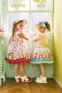 【左】 <br>11-404 レースシャーリングプルオーバー <br>(★キイロ/アカ) <br>・TODDLER ￥16,280～(100cm～140cm) <br>・SISTER ￥18,480-(150cm/160cm) <br>11-414 アイスクリームショッププリントスカート <br>(★ミント/アカ) <br>・TODDLER ￥25,080～(100cm～140cm) <br>・SISTER ￥29,480-(150cm/160cm) <br>11-420 ボンネットハット <br>(★ミント/アカ)￥25,080-(Fサイズ) <br>11-422 アイスクリームリボンクリップ <br>(★ミント/アカ)￥19,580-(Fサイズ) <br>11-035 グログランリボンつきクルーソックス <br>(★オフ白)￥3,520-(11～23cm) <br>11-327リボンスカラップサンダル <br>(★オフ白/ピンク/アカ)￥11,880～(15～21cm) <br><br>【右】 <br>11-415 アイスクリームショッププリントサンドレス <br>(ミント/★アカ) <br>・TODDLER ￥33,880～(100cm～140cm) <br>・SISTER ￥38,280-(150cm/160cm) <br>11-420 ボンネットハット <br>(ミント/★アカ)￥25,080-(Fサイズ) <br>11-422 アイスクリームリボンクリップ <br>(ミント/★アカ)￥19,580-(Fサイズ) <br>11-035 グログランリボンつきクルーソックス <br>(★オフ白)￥3,520-(11～23cm) <br>11-327リボンスカラップサンダル <br>(オフ白/ピンク/★アカ)￥11,880～(15～21cm)