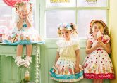 【左】 <br>10-401 アイス刺繍カットソーブラウス <br>(★オフ白) <br>・BABY￥15,180-(80cm/90cm) <br>・TODDLER￥16,280～(100～140cm) <br>10-413 アイスクリームショッププリントジャンパースカート <br>(★ミント/アカ) <br>・BABY￥33,880-(80cm/90cm) <br>・TODDLER￥36,080～(100～140cm) <br>10-421 アイスポニー <br>(★ピンク/アカ)￥6,380-(Fサイズ) <br>11-424アイスクリームポシェット <br>(ピンク/★ミント)￥14,080-(Fサイズ) <br>11-035 グログランリボンつきクルーソックス <br>(★オフ白)￥3,520-(11～23cm) <br>11-327リボンスカラップサンダル <br>(★オフ白/ピンク/アカ)￥11,880～(15～21cm) <br><br>【中央】 <br>11-404 レースシャーリングプルオーバー <br>(★キイロ/アカ) <br>・TODDLER ￥16,280～(100cm～140cm) <br>・SISTER ￥18,480-(150cm/160cm) <br>11-414 アイスクリームショッププリントスカート <br>(★ミント/アカ) <br>・TODDLER ￥25,080～(100cm～140cm) <br>・SISTER ￥29,480-(150cm/160cm) <br>11-420 ボンネットハット <br>(★ミント/アカ)￥25,080-(Fサイズ) <br>11-422 アイスクリームリボンクリップ <br>(★ミント/アカ)￥19,580-(Fサイズ) <br>11-035 グログランリボンつきクルーソックス <br>(★オフ白)￥3,520-(11～23cm) <br>11-327リボンスカラップサンダル <br>(★オフ白/ピンク/アカ)￥11,880～(15～21cm) <br><br>【右】 <br>11-415 アイスクリームショッププリントサンドレス <br>(ミント/★アカ) <br>・TODDLER ￥33,880～(100cm～140cm) <br>・SISTER ￥38,280-(150cm/160cm) <br>11-420 ボンネットハット <br>(ミント/★アカ)￥25,080-(Fサイズ) <br>11-422 アイスクリームリボンクリップ <br>(ミント/★アカ)￥19,580-(Fサイズ) <br>11-035 グログランリボンつきクルーソックス <br>(★オフ白)￥3,520-(11～23cm) <br>11-327リボンスカラップサンダル <br>(オフ白/ピンク/★アカ)￥11,880～(15～21cm)