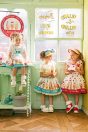 【左】 <br>10-401 アイス刺繍カットソーブラウス <br>(★オフ白) <br>・BABY￥15,180-(80cm/90cm) <br>・TODDLER￥16,280～(100～140cm) <br>10-413 アイスクリームショッププリントジャンパースカート <br>(★ミント/アカ) <br>・BABY￥33,880-(80cm/90cm) <br>・TODDLER￥36,080～(100～140cm) <br>10-421 アイスポニー <br>(★ピンク/アカ)￥6,380-(Fサイズ) <br>11-424アイスクリームポシェット <br>(ピンク/★ミント)￥14,080-(Fサイズ) <br>11-035 グログランリボンつきクルーソックス <br>(★オフ白)￥3,520-(11～23cm) <br>11-327リボンスカラップサンダル <br>(★オフ白/ピンク/アカ)￥11,880～(15～21cm) <br><br>【中央】 <br>11-404 レースシャーリングプルオーバー <br>(★キイロ/アカ) <br>・TODDLER ￥16,280～(100cm～140cm) <br>・SISTER ￥18,480-(150cm/160cm) <br>11-414 アイスクリームショッププリントスカート <br>(★ミント/アカ) <br>・TODDLER ￥25,080～(100cm～140cm) <br>・SISTER ￥29,480-(150cm/160cm) <br>11-420 ボンネットハット <br>(★ミント/アカ)￥25,080-(Fサイズ) <br>11-422 アイスクリームリボンクリップ <br>(★ミント/アカ)￥19,580-(Fサイズ) <br>11-035 グログランリボンつきクルーソックス <br>(★オフ白)￥3,520-(11～23cm) <br>11-327リボンスカラップサンダル <br>(★オフ白/ピンク/アカ)￥11,880～(15～21cm) <br><br>【右】 <br>11-415 アイスクリームショッププリントサンドレス <br>(ミント/★アカ) <br>・TODDLER ￥33,880～(100cm～140cm) <br>・SISTER ￥38,280-(150cm/160cm) <br>11-420 ボンネットハット <br>(ミント/★アカ)￥25,080-(Fサイズ) <br>11-422 アイスクリームリボンクリップ <br>(ミント/★アカ)￥19,580-(Fサイズ) <br>11-035 グログランリボンつきクルーソックス <br>(★オフ白)￥3,520-(11～23cm) <br>11-327リボンスカラップサンダル <br>(オフ白/ピンク/★アカ)￥11,880～(15～21cm)