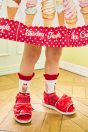 11-415 アイスクリームショッププリントサンドレス <br>(ミント/★アカ) <br>・TODDLER ￥33,880～(100cm～140cm) <br>・SISTER ￥38,280-(150cm/160cm) <br>11-425 アイスクリームソックス <br>(ミント/★アカ)￥3,520-(14cm～23cm) <br>11-327リボンスカラップサンダル <br>(オフ白/ピンク/★アカ)￥11,880～(15～21cm)