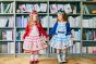 【左】 <br>11-618 アルファベットカードプリントワンピース <br>(★ピンク/サックス) <br>・TODDLER ￥33,880～(100cm～140cm) <br>・SISTER ￥38,280-(150cm/160cm) <br>11-601 スカラップニットカーディガン <br>(ブルー/★アカ) <br>・TODDLER ￥27,280～(100cm～140cm) <br>・SISTER ￥31,680-(Fサイズ) <br>11-622 カラーブレードヘッドドレス <br>(ブルー/★アカ)￥20,680-(Fサイズ) <br>11-624 アルファベットカードソックス <br>(★ピンク/サックス)￥3,520-(14～23cm) <br>11-013・014・015 グリッターシューズ <br>(オフ白/ピンク/★アカ)￥12,980～(17～24cm) <br><br>【右】 <br>11-602 アルファベットカードプルオーバー <br>(ピンク/★サックス) <br>・TODDLER ￥17,380～(100cm～140cm) <br>・SISTER ￥19,580-(150cm/160cm) <br>11-601 スカラップニットカーディガン <br>(★ブルー/アカ) <br>・TODDLER ￥27,280～(100cm～140cm) <br>・SISTER ￥31,680-(Fサイズ) <br>11-613 アルファベットカードプリントスカート <br>(ピンク/★サックス)￥26,180～(100cm～140cm) <br>11-622 カラーブレードヘッドドレス <br>(★ブルー/アカ)￥20,680-(Fサイズ) <br>11-624 アルファベットカードソックス <br>(ピンク/★サックス)￥3,520-(14～23cm) <br>11-013・014・015 グリッターシューズ <br>(★オフ白/ピンク/アカ)￥12,980～(17～24cm)