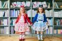 【左】 <br>11-618 アルファベットカードプリントワンピース <br>(★ピンク/サックス) <br>・TODDLER ￥33,880～(100cm～140cm) <br>・SISTER ￥38,280-(150cm/160cm) <br>11-601 スカラップニットカーディガン <br>(ブルー/★アカ) <br>・TODDLER ￥27,280～(100cm～140cm) <br>・SISTER ￥31,680-(Fサイズ) <br>11-622 カラーブレードヘッドドレス <br>(ブルー/★アカ)￥20,680-(Fサイズ) <br>11-624 アルファベットカードソックス <br>(★ピンク/サックス)￥3,520-(14～23cm) <br>11-013・014・015 グリッターシューズ <br>(オフ白/ピンク/★アカ)￥12,980～(17～24cm) <br><br>【右】 <br>11-602 アルファベットカードプルオーバー <br>(ピンク/★サックス) <br>・TODDLER ￥17,380～(100cm～140cm) <br>・SISTER ￥19,580-(150cm/160cm) <br>11-601 スカラップニットカーディガン <br>(★ブルー/アカ) <br>・TODDLER ￥27,280～(100cm～140cm) <br>・SISTER ￥31,680-(Fサイズ) <br>11-613 アルファベットカードプリントスカート <br>(ピンク/★サックス)￥26,180～(100cm～140cm) <br>11-622 カラーブレードヘッドドレス <br>(★ブルー/アカ)￥20,680-(Fサイズ) <br>11-624 アルファベットカードソックス <br>(ピンク/★サックス)￥3,520-(14～23cm) <br>11-013・014・015 グリッターシューズ <br>(★オフ白/ピンク/アカ)￥12,980～(17～24cm)