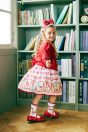 11-618 アルファベットカードプリントワンピース <br>(★ピンク/サックス) <br>・TODDLER ￥33,880～(100cm～140cm) <br>・SISTER ￥38,280-(150cm/160cm) <br>11-601 スカラップニットカーディガン <br>(ブルー/★アカ) <br>・TODDLER ￥27,280～(100cm～140cm) <br>・SISTER ￥31,680-(Fサイズ) <br>11-622 カラーブレードヘッドドレス <br>(ブルー/★アカ)￥20,680-(Fサイズ) <br>11-624 アルファベットカードソックス <br>(★ピンク/サックス)￥3,520-(14～23cm) <br>11-013・014・015 グリッターシューズ <br>(オフ白/ピンク/★アカ)￥12,980～(17～24cm)