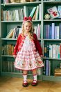 11-618 アルファベットカードプリントワンピース <br>(★ピンク/サックス) <br>・TODDLER ￥33,880～(100cm～140cm) <br>・SISTER ￥38,280-(150cm/160cm) <br>11-601 スカラップニットカーディガン <br>(ブルー/★アカ) <br>・TODDLER ￥27,280～(100cm～140cm) <br>・SISTER ￥31,680-(Fサイズ) <br>11-622 カラーブレードヘッドドレス <br>(ブルー/★アカ)￥20,680-(Fサイズ) <br>11-624 アルファベットカードソックス <br>(★ピンク/サックス)￥3,520-(14～23cm) <br>11-013・014・015 グリッターシューズ <br>(オフ白/ピンク/★アカ)￥12,980～(17～24cm)