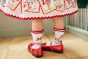 11-618 アルファベットカードプリントワンピース <br>(★ピンク/サックス) <br>・TODDLER ￥33,880～(100cm～140cm) <br>・SISTER ￥38,280-(150cm/160cm) <br>11-624 アルファベットカードソックス <br>(★ピンク/サックス)￥3,520-(14～23cm) <br>11-013・014・015 グリッターシューズ <br>(オフ白/ピンク/★アカ)￥12,980～(17～24cm)
