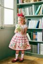 11-618 アルファベットカードプリントワンピース <br>(★ピンク/サックス) <br>・TODDLER ￥33,880～(100cm～140cm) <br>・SISTER ￥38,280-(150cm/160cm) <br>11-622 カラーブレードヘッドドレス <br>(ブルー/★アカ)￥20,680-(Fサイズ) <br>11-624 アルファベットカードソックス <br>(★ピンク/サックス)￥3,520-(14～23cm) <br>11-013・014・015 グリッターシューズ <br>(オフ白/ピンク/★アカ)￥12,980～(17～24cm)
