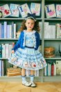 11-602 アルファベットカードプルオーバー <br>(ピンク/★サックス) <br>・TODDLER ￥17,380～(100cm～140cm) <br>・SISTER ￥19,580-(150cm/160cm) <br>11-601 スカラップニットカーディガン <br>(★ブルー/アカ) <br>・TODDLER ￥27,280～(100cm～140cm) <br>・SISTER ￥31,680-(Fサイズ) <br>11-613 アルファベットカードプリントスカート <br>(ピンク/★サックス)￥26,180～(100cm～140cm) <br>11-622 カラーブレードヘッドドレス <br>(★ブルー/アカ)￥20,680-(Fサイズ) <br>11-624 アルファベットカードソックス <br>(ピンク/★サックス)￥3,520-(14～23cm) <br>11-013・014・015 グリッターシューズ <br>(★オフ白/ピンク/アカ)￥12,980～(17～24cm)