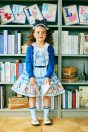 11-602 アルファベットカードプルオーバー <br>(ピンク/★サックス) <br>・TODDLER ￥17,380～(100cm～140cm) <br>・SISTER ￥19,580-(150cm/160cm) <br>11-601 スカラップニットカーディガン <br>(★ブルー/アカ) <br>・TODDLER ￥27,280～(100cm～140cm) <br>・SISTER ￥31,680-(Fサイズ) <br>11-613 アルファベットカードプリントスカート <br>(ピンク/★サックス)￥26,180～(100cm～140cm) <br>11-622 カラーブレードヘッドドレス <br>(★ブルー/アカ)￥20,680-(Fサイズ) <br>11-624 アルファベットカードソックス <br>(ピンク/★サックス)￥3,520-(14～23cm) <br>11-013・014・015 グリッターシューズ <br>(★オフ白/ピンク/アカ)￥12,980～(17～24cm)