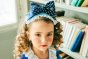 11-602 アルファベットカードプルオーバー <br>(ピンク/★サックス) <br>・TODDLER ￥17,380～(100cm～140cm) <br>・SISTER ￥19,580-(150cm/160cm) <br>11-601 スカラップニットカーディガン <br>(★ブルー/アカ) <br>・TODDLER ￥27,280～(100cm～140cm) <br>・SISTER ￥31,680-(Fサイズ) <br>11-622 カラーブレードヘッドドレス <br>(★ブルー/アカ)￥20,680-(Fサイズ)