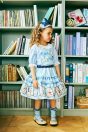 11-602 アルファベットカードプルオーバー <br>(ピンク/★サックス) <br>・TODDLER ￥17,380～(100cm～140cm) <br>・SISTER ￥19,580-(150cm/160cm) <br>11-613 アルファベットカードプリントスカート <br>(ピンク/★サックス)￥26,180～(100cm～140cm) <br>11-622 カラーブレードヘッドドレス <br>(★ブルー/アカ)￥20,680-(Fサイズ) <br>11-624 アルファベットカードソックス <br>(ピンク/★サックス)￥3,520-(14～23cm) <br>11-013・014・015 グリッターシューズ <br>(★オフ白/ピンク/アカ)￥12,980～(17～24cm)