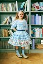 11-602 アルファベットカードプルオーバー <br>(ピンク/★サックス) <br>・TODDLER ￥17,380～(100cm～140cm) <br>・SISTER ￥19,580-(150cm/160cm) <br>11-613 アルファベットカードプリントスカート <br>(ピンク/★サックス)￥26,180～(100cm～140cm) <br>11-622 カラーブレードヘッドドレス <br>(★ブルー/アカ)￥20,680-(Fサイズ) <br>11-624 アルファベットカードソックス <br>(ピンク/★サックス)￥3,520-(14～23cm) <br>11-013・014・015 グリッターシューズ <br>(★オフ白/ピンク/アカ)￥12,980～(17～24cm)