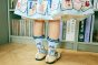 11-613 アルファベットカードプリントスカート <br>(ピンク/★サックス)￥26,180～(100cm～140cm) <br>11-624 アルファベットカードソックス <br>(ピンク/★サックス)￥3,520-(14～23cm) <br>11-013・014・015 グリッターシューズ <br>(★オフ白/ピンク/アカ)￥12,980～(17～24cm)