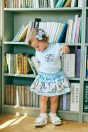 10-607 アルファベットカードパフTシャツ <br>(★ピンク/サックス) <br>・BABY￥33,880-(80cm/90cm) <br>・TODDLER￥36,080～(100～140cm) <br>10-609 アルファベットカードプリントパンツ付きスカート <br>(ピンク/★サックス)￥14,080-(80cm/90cm) <br>10-623 アルファベットカードクリップ <br>(ピンク/★ブルー)￥8,580-(Fサイズ) <br>11-035 グログランリボンつきクルーソックス <br>(★オフ白)￥3,520-(11～23cm) <br>11-018リボンスカラップサンダル <br>(★オフ白/ピンク/アカ)￥11,880～(15～21cm)