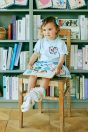 10-607 アルファベットカードパフTシャツ <br>(★ピンク/サックス) <br>・BABY￥33,880-(80cm/90cm) <br>・TODDLER￥36,080～(100～140cm) <br>10-609 アルファベットカードプリントパンツ付きスカート <br>(ピンク/★サックス)￥14,080-(80cm/90cm) <br>10-623 アルファベットカードクリップ <br>(ピンク/★ブルー)￥8,580-(Fサイズ) <br>11-035 グログランリボンつきクルーソックス <br>(★オフ白)￥3,520-(11～23cm) <br>11-018リボンスカラップサンダル <br>(★オフ白/ピンク/アカ)￥11,880～(15～21cm)