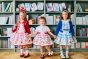 【左】 <br>11-618 アルファベットカードプリントワンピース <br>(★ピンク/サックス) <br>・TODDLER ￥33,880～(100cm～140cm) <br>・SISTER ￥38,280-(150cm/160cm) <br>11-601 スカラップニットカーディガン <br>(ブルー/★アカ) <br>・TODDLER ￥27,280～(100cm～140cm) <br>・SISTER ￥31,680-(Fサイズ) <br>11-622 カラーブレードヘッドドレス <br>(ブルー/★アカ)￥20,680-(Fサイズ) <br>11-624 アルファベットカードソックス <br>(★ピンク/サックス)￥3,520-(14～23cm) <br>11-013・014・015 グリッターシューズ <br>(オフ白/ピンク/★アカ)￥12,980～(17～24cm) <br><br>【中央】 <br>10-615 アルファベットカードプリントジャンパースカート <br>(★ピンク/サックス) <br>・BABY￥15,180-(80cm/90cm) <br>・TODDLER￥16,280～(100～140cm) <br>10-607 アルファベットカードパフTシャツ <br>(★ピンク/サックス) <br>・BABY￥33,880-(80cm/90cm) <br>・TODDLER￥36,080～(100～140cm) <br>10-623 アルファベットカードクリップ <br>(★ピンク/ブルー)￥8,580-(Fサイズ) <br>11-035 グログランリボンつきクルーソックス <br>(★オフ白)￥3,520-(11～23cm) <br>10-523・524 布リボンストラップシューズ <br>(ピンク/★アカ/クロ)￥11,880～(14～21cm) <br>※19～21cmはアカ/クロ 2色のご用意です。 <br><br>【右】 <br>11-602 アルファベットカードプルオーバー <br>(ピンク/★サックス) <br>・TODDLER ￥17,380～(100cm～140cm) <br>・SISTER ￥19,580-(150cm/160cm) <br>11-601 スカラップニットカーディガン <br>(★ブルー/アカ) <br>・TODDLER ￥27,280～(100cm～140cm) <br>・SISTER ￥31,680-(Fサイズ) <br>11-613 アルファベットカードプリントスカート <br>(ピンク/★サックス)￥26,180～(100cm～140cm) <br>11-622 カラーブレードヘッドドレス <br>(★ブルー/アカ)￥20,680-(Fサイズ) <br>11-624 アルファベットカードソックス <br>(ピンク/★サックス)￥3,520-(14～23cm) <br>11-013・014・015 グリッターシューズ <br>(★オフ白/ピンク/アカ)￥12,980～(17～24cm)