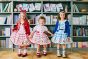 【左】 <br>11-618 アルファベットカードプリントワンピース <br>(★ピンク/サックス) <br>・TODDLER ￥33,880～(100cm～140cm) <br>・SISTER ￥38,280-(150cm/160cm) <br>11-601 スカラップニットカーディガン <br>(ブルー/★アカ) <br>・TODDLER ￥27,280～(100cm～140cm) <br>・SISTER ￥31,680-(Fサイズ) <br>11-622 カラーブレードヘッドドレス <br>(ブルー/★アカ)￥20,680-(Fサイズ) <br>11-624 アルファベットカードソックス <br>(★ピンク/サックス)￥3,520-(14～23cm) <br>11-013・014・015 グリッターシューズ <br>(オフ白/ピンク/★アカ)￥12,980～(17～24cm) <br><br>【中央】 <br>10-615 アルファベットカードプリントジャンパースカート <br>(★ピンク/サックス) <br>・BABY￥15,180-(80cm/90cm) <br>・TODDLER￥16,280～(100～140cm) <br>10-607 アルファベットカードパフTシャツ <br>(★ピンク/サックス) <br>・BABY￥33,880-(80cm/90cm) <br>・TODDLER￥36,080～(100～140cm) <br>10-623 アルファベットカードクリップ <br>(★ピンク/ブルー)￥8,580-(Fサイズ) <br>11-035 グログランリボンつきクルーソックス <br>(★オフ白)￥3,520-(11～23cm) <br>10-523・524 布リボンストラップシューズ <br>(ピンク/★アカ/クロ)￥11,880～(14～21cm) <br>※19～21cmはアカ/クロ 2色のご用意です。 <br><br>【右】 <br>11-602 アルファベットカードプルオーバー <br>(ピンク/★サックス) <br>・TODDLER ￥17,380～(100cm～140cm) <br>・SISTER ￥19,580-(150cm/160cm) <br>11-601 スカラップニットカーディガン <br>(★ブルー/アカ) <br>・TODDLER ￥27,280～(100cm～140cm) <br>・SISTER ￥31,680-(Fサイズ) <br>11-613 アルファベットカードプリントスカート <br>(ピンク/★サックス)￥26,180～(100cm～140cm) <br>11-622 カラーブレードヘッドドレス <br>(★ブルー/アカ)￥20,680-(Fサイズ) <br>11-624 アルファベットカードソックス <br>(ピンク/★サックス)￥3,520-(14～23cm) <br>11-013・014・015 グリッターシューズ <br>(★オフ白/ピンク/アカ)￥12,980～(17～24cm)
