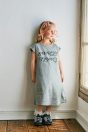 11-617 ロゴプリントＴシャツワンピース <br>(★グレー/クロ) <br>・TODDLER ￥14,080～(100cm～140cm) <br>・SISTER ￥16,280-(150cm/160cm) <br>11-035 グログランリボンつきクルーソックス <br>(★オフ白)￥3,520-(11～23cm) <br>11-325・326・327 ダブルリボンスポーツサンダル <br>(オフ白/★クロ/パープル)￥12,980～(17～24cm)