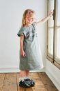 11-617 ロゴプリントＴシャツワンピース <br>(★グレー/クロ) <br>・TODDLER ￥14,080～(100cm～140cm) <br>・SISTER ￥16,280-(150cm/160cm) <br>11-035 グログランリボンつきクルーソックス <br>(★オフ白)￥3,520-(11～23cm) <br>11-325・326・327 ダブルリボンスポーツサンダル <br>(オフ白/★クロ/パープル)￥12,980～(17～24cm)