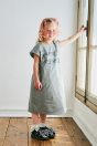 11-617 ロゴプリントＴシャツワンピース <br>(★グレー/クロ) <br>・TODDLER ￥14,080～(100cm～140cm) <br>・SISTER ￥16,280-(150cm/160cm) <br>11-035 グログランリボンつきクルーソックス <br>(★オフ白)￥3,520-(11～23cm) <br>11-325・326・327 ダブルリボンスポーツサンダル <br>(オフ白/★クロ/パープル)￥12,980～(17～24cm)