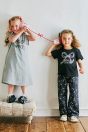 【左】 <br>11-617 ロゴプリントＴシャツワンピース <br>(★グレー/クロ) <br>・TODDLER ￥14,080～(100cm～140cm) <br>・SISTER ￥16,280-(150cm/160cm) <br>11-035 グログランリボンつきクルーソックス <br>(★オフ白)￥3,520-(11～23cm) <br>11-325・326・327 ダブルリボンスポーツサンダル <br>(オフ白/★クロ/パープル)￥12,980～(17～24cm) <br><br>【右】 <br>11-605 ドットリボンプリントTシャツ <br>(オフ白/★クロ) <br>・TODDLER ￥10,780～(100cm～140cm) <br>・SISTER ￥11,880-(150cm/160cm) <br>11-611リボン総柄ロングパンツ <br>(サックス/★クロ) <br>・TODDLER ￥16,280～(100cm～140cm) <br>・SISTER ￥18,480-(150cm/160cm) <br>11-035 グログランリボンつきクルーソックス <br>(★オフ白)￥3,520-(11～23cm) <br>※靴　参考商品