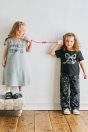 【左】 <br>11-617 ロゴプリントＴシャツワンピース <br>(★グレー/クロ) <br>・TODDLER ￥14,080～(100cm～140cm) <br>・SISTER ￥16,280-(150cm/160cm) <br>11-035 グログランリボンつきクルーソックス <br>(★オフ白)￥3,520-(11～23cm) <br>11-325・326・327 ダブルリボンスポーツサンダル <br>(オフ白/★クロ/パープル)￥12,980～(17～24cm) <br><br>【右】 <br>11-605 ドットリボンプリントTシャツ <br>(オフ白/★クロ) <br>・TODDLER ￥10,780～(100cm～140cm) <br>・SISTER ￥11,880-(150cm/160cm) <br>11-611リボン総柄ロングパンツ <br>(サックス/★クロ) <br>・TODDLER ￥16,280～(100cm～140cm) <br>・SISTER ￥18,480-(150cm/160cm) <br>11-035 グログランリボンつきクルーソックス <br>(★オフ白)￥3,520-(11～23cm) <br>※靴　参考商品