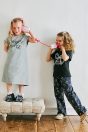 【左】 <br>11-617 ロゴプリントＴシャツワンピース <br>(★グレー/クロ) <br>・TODDLER ￥14,080～(100cm～140cm) <br>・SISTER ￥16,280-(150cm/160cm) <br>11-035 グログランリボンつきクルーソックス <br>(★オフ白)￥3,520-(11～23cm) <br>11-325・326・327 ダブルリボンスポーツサンダル <br>(オフ白/★クロ/パープル)￥12,980～(17～24cm) <br><br>【右】 <br>11-605 ドットリボンプリントTシャツ <br>(オフ白/★クロ) <br>・TODDLER ￥10,780～(100cm～140cm) <br>・SISTER ￥11,880-(150cm/160cm) <br>11-611リボン総柄ロングパンツ <br>(サックス/★クロ) <br>・TODDLER ￥16,280～(100cm～140cm) <br>・SISTER ￥18,480-(150cm/160cm) <br>11-035 グログランリボンつきクルーソックス <br>(★オフ白)￥3,520-(11～23cm) <br>※靴　参考商品