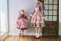 【左】 <br>10-616 タータンリボンシャツワンピース <br>(★アカ/コン) <br>・TODDLER ￥26,180～(100cm～140cm) <br>・SISTER ￥30,580-(150cm/160cm) <br>11-635シャーリーカフェプリントクッキングエプロン <br>(オフ白/★ピンク)￥11,880～(Fサイズ) <br>※三角巾はTODDLERのみのご用意です。 <br>11-035 グログランリボンつきクルーソックス <br>(★オフ白)￥3,520-(11～23cm) <br>10-523・524 布リボンストラップシューズ <br>(ピンク/★アカ/クロ)￥11,880～(14～21cm) <br>※19～21cmはアカ/クロ 2色のご用意です。 <br><br>【右】 <br>14-705 ボウタイシャツワンピース <br>(★オフ白/コン)￥19,580～（Fサイズ) <br>14-635シャーリーカフェプリントクッキングエプロン <br>(★オフ白/ピンク)￥12,980～(Fサイズ) <br>※その他　参考商品