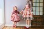 【左】 <br>10-616 タータンリボンシャツワンピース <br>(★アカ/コン) <br>・TODDLER ￥26,180～(100cm～140cm) <br>・SISTER ￥30,580-(150cm/160cm) <br>11-635シャーリーカフェプリントクッキングエプロン <br>(オフ白/★ピンク)￥11,880～(Fサイズ) <br>※三角巾はTODDLERのみのご用意です。 <br>11-035 グログランリボンつきクルーソックス <br>(★オフ白)￥3,520-(11～23cm) <br>10-523・524 布リボンストラップシューズ <br>(ピンク/★アカ/クロ)￥11,880～(14～21cm) <br>※19～21cmはアカ/クロ 2色のご用意です。 <br><br>【右】 <br>14-705 ボウタイシャツワンピース <br>(★オフ白/コン)￥19,580～（Fサイズ) <br>14-635シャーリーカフェプリントクッキングエプロン <br>(★オフ白/ピンク)￥12,980～(Fサイズ) <br>※その他　参考商品