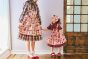 【右】 <br>10-616 タータンリボンシャツワンピース <br>(★アカ/コン) <br>・TODDLER ￥26,180～(100cm～140cm) <br>・SISTER ￥30,580-(150cm/160cm) <br>11-635シャーリーカフェプリントクッキングエプロン <br>(オフ白/★ピンク)￥11,880～(Fサイズ) <br>※三角巾はTODDLERのみのご用意です。 <br>11-035 グログランリボンつきクルーソックス <br>(★オフ白)￥3,520-(11～23cm) <br>10-523・524 布リボンストラップシューズ <br>(ピンク/★アカ/クロ)￥11,880～(14～21cm) <br>※19～21cmはアカ/クロ 2色のご用意です。 <br><br>【左】 <br>14-705 ボウタイシャツワンピース <br>(★オフ白/コン)￥19,580～（Fサイズ) <br>14-635シャーリーカフェプリントクッキングエプロン <br>(★オフ白/ピンク)￥12,980～(Fサイズ) <br>※その他　参考商品
