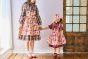 【右】 <br>10-616 タータンリボンシャツワンピース <br>(★アカ/コン) <br>・TODDLER ￥26,180～(100cm～140cm) <br>・SISTER ￥30,580-(150cm/160cm) <br>11-635シャーリーカフェプリントクッキングエプロン <br>(オフ白/★ピンク)￥11,880～(Fサイズ) <br>※三角巾はTODDLERのみのご用意です。 <br>11-035 グログランリボンつきクルーソックス <br>(★オフ白)￥3,520-(11～23cm) <br>10-523・524 布リボンストラップシューズ <br>(ピンク/★アカ/クロ)￥11,880～(14～21cm) <br>※19～21cmはアカ/クロ 2色のご用意です。 <br><br>【左】 <br>14-705 ボウタイシャツワンピース <br>(★オフ白/コン)￥19,580～（Fサイズ) <br>14-635シャーリーカフェプリントクッキングエプロン <br>(★オフ白/ピンク)￥12,980～(Fサイズ) <br>※その他　参考商品