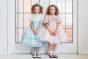 【左】 <br>11-681 リボンロングドレス <br>(★サックス/パープル) <br>・TODDLER ￥87,780～(100cm～140cm) <br>・SISTER ￥91,630-(150cm/160cm) <br>11-017あみタイツ <br>(★オフ白)￥2,860-(120/135cm) <br>11-013・014・015 グリッターシューズ <br>(★オフ白/ピンク/アカ)￥12,980～(17～24cm) <br><br>【右】 <br>11-680 オーガンジーリボンドレス <br>(★ピンク/サックス) ￥49,280～(100cm～140cm) <br>11-035 グログランリボンつきクルーソックス <br>(★オフ白/クロ)￥3,520-(11～23cm) <br>11-013・014・015 グリッターシューズ <br>(オフ白/★ピンク/アカ)￥12,980～(17～24cm)