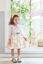 11-666 フラワーパークプリントエプロン風ジャンパースカート <br>(★アイボリー/ピンク) <br>・TODDLER ￥36,080～(100cm～140cm) <br>・SISTER ￥40,480-(150cm/160cm) <br>11-653 リボンフリル襟プルオーバー <br>(オフ白/★パープル) <br>・TODDLER ￥19,580～(100cm～140cm) <br>・SISTER ￥21,780-(150cm/160cm) <br>11-671 フラワーボンネット <br>(ピンク/★パープル)￥29,480-(Fサイズ) <br>11-674 はしごリボンフリルソックス <br>(アイボリー/★パープル)￥3,520-(14～23cm) <br>11-013・014・015 グリッターシューズ <br>(★オフ白/ピンク/アカ)￥12,980～(17～24cm)