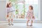 【左】 <br>11-666 フラワーパークプリントエプロン風ジャンパースカート <br>(★アイボリー/ピンク) <br>・TODDLER ￥36,080～(100cm～140cm) <br>・SISTER ￥40,480-(150cm/160cm) <br>11-653 リボンフリル襟プルオーバー <br>(オフ白/★パープル) <br>・TODDLER ￥19,580～(100cm～140cm) <br>・SISTER ￥21,780-(150cm/160cm) <br>11-652 リボン柄カーディガン <br>(ピンク/★パープル) <br>・TODDLER ￥22,880～(100cm～140cm) <br>・SISTER ￥27,780-(Fサイズ) <br>11-671 フラワーボンネット <br>(ピンク/★パープル)￥29,480-(Fサイズ) <br>11-674 はしごリボンフリルソックス <br>(アイボリー/★パープル)￥3,520-(14～23cm) <br>11-013・014・015 グリッターシューズ <br>(★オフ白/ピンク/アカ)￥12,980～(17～24cm) <br><br>【右】 <br>10-664 フラワーパークプリントワンピース <br>(アイボリー/★ピンク) <br>・BABY￥33,880-(80cm/90cm) <br>・TODDLER￥36,080～(100～140cm) <br>10-657 フラワー刺繍プルオーバー <br>(★オフ白) <br>・BABY￥14,080-(80cm/90cm) <br>・TODDLER￥15,180～(100～140cm) <br>11-670 シマエナガクリップ <br>(オフ白/★ピンク)￥5,280-(Fサイズ) <br>11-035 グログランリボンつきクルーソックス <br>(★オフ白)￥3,520-(11～23cm) <br>10-523・524 布リボンストラップシューズ <br>(★ピンク/アカ/クロ)￥11,880～(14～21cm) <br>※19～21cmはアカ/クロ 2色のご用意です。