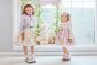 【左】 <br>11-666 フラワーパークプリントエプロン風ジャンパースカート <br>(★アイボリー/ピンク) <br>・TODDLER ￥36,080～(100cm～140cm) <br>・SISTER ￥40,480-(150cm/160cm) <br>11-653 リボンフリル襟プルオーバー <br>(オフ白/★パープル) <br>・TODDLER ￥19,580～(100cm～140cm) <br>・SISTER ￥21,780-(150cm/160cm) <br>11-652 リボン柄カーディガン <br>(ピンク/★パープル) <br>・TODDLER ￥22,880～(100cm～140cm) <br>・SISTER ￥27,780-(Fサイズ) <br>11-671 フラワーボンネット <br>(ピンク/★パープル)￥29,480-(Fサイズ) <br>11-674 はしごリボンフリルソックス <br>(アイボリー/★パープル)￥3,520-(14～23cm) <br>11-013・014・015 グリッターシューズ <br>(★オフ白/ピンク/アカ)￥12,980～(17～24cm) <br><br>【右】 <br>10-664 フラワーパークプリントワンピース <br>(アイボリー/★ピンク) <br>・BABY￥33,880-(80cm/90cm) <br>・TODDLER￥36,080～(100～140cm) <br>10-657 フラワー刺繍プルオーバー <br>(★オフ白) <br>・BABY￥14,080-(80cm/90cm) <br>・TODDLER￥15,180～(100～140cm) <br>11-670 シマエナガクリップ <br>(オフ白/★ピンク)￥5,280-(Fサイズ) <br>11-035 グログランリボンつきクルーソックス <br>(★オフ白)￥3,520-(11～23cm) <br>10-523・524 布リボンストラップシューズ <br>(★ピンク/アカ/クロ)￥11,880～(14～21cm) <br>※19～21cmはアカ/クロ 2色のご用意です。