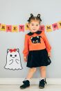 10-706 くろねこアップリケプルオーバー <br>(オフ白/★オレンジ) <br>・BABY￥15,180-(80cm/90cm) <br>・TODDLER￥16,280～(100～140cm) <br>11-710 ベロアバルーンパンツ <br>(★クロ) <br>・BABY￥12,980-(80cm/90cm) <br>・TODDLER￥14,080～(100～140cm) <br>11-036 リボンレースハイソックス <br>(オフ白/★クロ)￥3,520-(11～23cm) <br>10-523・524 布リボンストラップシューズ <br>(ピンク/アカ/★クロ)￥11,880～(14～21cm) <br>※19～21cmはアカ/クロ 2色のご用意です。