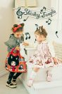 【左】 <br>11-718 こねこ＆メロディープリントジャンパースカート <br>(ピンク/★オレンジ) <br>・TODDLER ￥37,180～(100cm～140cm) <br>・SISTER ￥41,580-(150cm/160cm) <br>11-707 ボーダーリボンプルオーバー <br>(グレー/★クロ) <br>・TODDLER ￥15,180～(100cm～140cm) <br>・SISTER ￥17,380-(150cm/160cm) <br>11-703 リバーシブルケープ <br>(アカ/★クロ)￥26,180-(Fサイズ) <br>11-724 こねこぬいぐるみバッグ <br>(チャ/★クロ)￥27,280-(Fサイズ) <br>11-723 ハロウインハットクリップ <br>(チャ/★クロ)￥27,280-(Fサイズ) <br>11-725 こねこ＆メロディーニーハイソックス <br>(ピンク/★クロ)￥3,520-(14～23cm) <br>11-013・014・015 グリッターシューズ <br>(★オフ白/ピンク/アカ)￥12,980～(17～24cm) <br><br>【左】 <br>10-717 こねこ＆メロディープリントワンピース <br>(★ピンク/グリーン) <br>・BABY￥34,980-(80cm/90cm) <br>・TODDLER￥37,180～(100～140cm) <br>11-720 音符リボンポニー <br>(★ピンク/クロ)￥5,280-(Fサイズ) <br>11-036 リボンレースハイソックス <br>(★オフ白/クロ)￥3,520-(11～23cm) <br>10-523・524 布リボンストラップシューズ <br>(★ピンク/アカ/クロ)￥11,880～(14～21cm) <br>※19～21cmはアカ/クロ 2色のご用意です。
