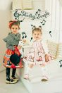 【左】 <br>11-718 こねこ＆メロディープリントジャンパースカート <br>(ピンク/★オレンジ) <br>・TODDLER ￥37,180～(100cm～140cm) <br>・SISTER ￥41,580-(150cm/160cm) <br>11-707 ボーダーリボンプルオーバー <br>(グレー/★クロ) <br>・TODDLER ￥15,180～(100cm～140cm) <br>・SISTER ￥17,380-(150cm/160cm) <br>11-703 リバーシブルケープ <br>(アカ/★クロ)￥26,180-(Fサイズ) <br>11-724 こねこぬいぐるみバッグ <br>(チャ/★クロ)￥27,280-(Fサイズ) <br>11-723 ハロウインハットクリップ <br>(チャ/★クロ)￥27,280-(Fサイズ) <br>11-725 こねこ＆メロディーニーハイソックス <br>(ピンク/★クロ)￥3,520-(14～23cm) <br>11-013・014・015 グリッターシューズ <br>(★オフ白/ピンク/アカ)￥12,980～(17～24cm) <br><br>【左】 <br>10-717 こねこ＆メロディープリントワンピース <br>(★ピンク/グリーン) <br>・BABY￥34,980-(80cm/90cm) <br>・TODDLER￥37,180～(100～140cm) <br>11-720 音符リボンポニー <br>(★ピンク/クロ)￥5,280-(Fサイズ) <br>11-036 リボンレースハイソックス <br>(★オフ白/クロ)￥3,520-(11～23cm) <br>10-523・524 布リボンストラップシューズ <br>(★ピンク/アカ/クロ)￥11,880～(14～21cm) <br>※19～21cmはアカ/クロ 2色のご用意です。