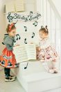 【左】 <br>11-718 こねこ＆メロディープリントジャンパースカート <br>(ピンク/★オレンジ) <br>・TODDLER ￥37,180～(100cm～140cm) <br>・SISTER ￥41,580-(150cm/160cm) <br>11-707 ボーダーリボンプルオーバー <br>(グレー/★クロ) <br>・TODDLER ￥15,180～(100cm～140cm) <br>・SISTER ￥17,380-(150cm/160cm) <br>11-703 リバーシブルケープ <br>(アカ/★クロ)￥26,180-(Fサイズ) <br>11-723 ハロウインハットクリップ <br>(チャ/★クロ)￥27,280-(Fサイズ) <br>11-725 こねこ＆メロディーニーハイソックス <br>(ピンク/★クロ)￥3,520-(14～23cm) <br>11-013・014・015 グリッターシューズ <br>(★オフ白/ピンク/アカ)￥12,980～(17～24cm) <br><br>【左】 <br>10-717 こねこ＆メロディープリントワンピース <br>(★ピンク/グリーン) <br>・BABY￥34,980-(80cm/90cm) <br>・TODDLER￥37,180～(100～140cm) <br>11-720 音符リボンポニー <br>(★ピンク/クロ)￥5,280-(Fサイズ) <br>11-036 リボンレースハイソックス <br>(★オフ白/クロ)￥3,520-(11～23cm) <br>10-523・524 布リボンストラップシューズ <br>(★ピンク/アカ/クロ)￥11,880～(14～21cm) <br>※19～21cmはアカ/クロ 2色のご用意です。