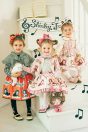 【左】 <br>11-718 こねこ＆メロディープリントジャンパースカート <br>(ピンク/★オレンジ) <br>・TODDLER ￥37,180～(100cm～140cm) <br>・SISTER ￥41,580-(150cm/160cm) <br>11-707 ボーダーリボンプルオーバー <br>(グレー/★クロ) <br>・TODDLER ￥15,180～(100cm～140cm) <br>・SISTER ￥17,380-(150cm/160cm) <br>11-703 リバーシブルケープ <br>(アカ/★クロ)￥26,180-(Fサイズ) <br>11-723 ハロウインハットクリップ <br>(チャ/★クロ)￥27,280-(Fサイズ) <br>11-725 こねこ＆メロディーニーハイソックス <br>(ピンク/★クロ)￥3,520-(14～23cm) <br>11-013・014・015 グリッターシューズ <br>(★オフ白/ピンク/アカ)￥12,980～(17～24cm) <br><br>【中央】 <br>11-704 こねこ＆メロディーニットカーディガン <br>(★ピンク/クロ) <br>・TODDLER ￥37,180～(100cm～140cm) <br>・SISTER ￥41,580-(150cm/160cm) <br>11-707 ボーダーリボンプルオーバー <br>(★グレー/クロ) <br>・TODDLER ￥15,180～(100cm～140cm) <br>・SISTER ￥17,380-(150cm/160cm) <br>11-711 こねこ＆メロディープリントスカート <br>(★ピンク/オレンジ)￥26,180～(100cm～140cm) <br>11-724 こねこぬいぐるみバッグ <br>(★チャ/クロ)￥27,280-(Fサイズ) <br>11-721 バリエーションリボンカチューシャ <br>(★ピンク/オレンジ)￥14,080-(Fサイズ) <br>11-725 こねこ＆メロディーニーハイソックス <br>(★ピンク/クロ)￥3,520-(14～23cm) <br>11-013・014・015 グリッターシューズ <br>(オフ白/★ピンク/アカ)￥12,980～(17～24cm) <br><br>【左】 <br>10-717 こねこ＆メロディープリントワンピース <br>(★ピンク/グリーン) <br>・BABY￥34,980-(80cm/90cm) <br>・TODDLER￥37,180～(100～140cm) <br>11-720 音符リボンポニー <br>(★ピンク/クロ)￥5,280-(Fサイズ) <br>11-036 リボンレースハイソックス <br>(★オフ白/クロ)￥3,520-(11～23cm) <br>10-523・524 布リボンストラップシューズ <br>(★ピンク/アカ/クロ)￥11,880～(14～21cm) <br>※19～21cmはアカ/クロ 2色のご用意です。