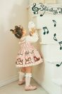 10-717 こねこ＆メロディープリントワンピース <br>(★ピンク/グリーン) <br>・BABY￥34,980-(80cm/90cm) <br>・TODDLER￥37,180～(100～140cm) <br>11-720 音符リボンポニー <br>(★ピンク/クロ)￥5,280-(Fサイズ) <br>11-036 リボンレースハイソックス <br>(★オフ白/クロ)￥3,520-(11～23cm) <br>10-523・524 布リボンストラップシューズ <br>(★ピンク/アカ/クロ)￥11,880～(14～21cm) <br>※19～21cmはアカ/クロ 2色のご用意です。