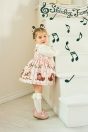 10-717 こねこ＆メロディープリントワンピース <br>(★ピンク/グリーン) <br>・BABY￥34,980-(80cm/90cm) <br>・TODDLER￥37,180～(100～140cm) <br>11-720 音符リボンポニー <br>(★ピンク/クロ)￥5,280-(Fサイズ) <br>11-036 リボンレースハイソックス <br>(★オフ白/クロ)￥3,520-(11～23cm) <br>10-523・524 布リボンストラップシューズ <br>(★ピンク/アカ/クロ)￥11,880～(14～21cm) <br>※19～21cmはアカ/クロ 2色のご用意です。